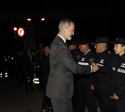 Su Majestad el Rey saluda a miembros de la Policia Local