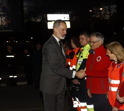 Su Majestad el Rey saluda a miembros de la Cruz Roja