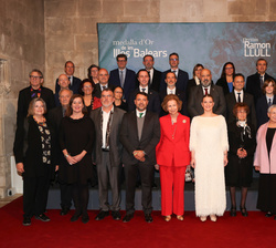 Fotografía de grupo de Su Majestad la Reina Doña Sofía con las autoridades y los galardonados con el Premio Ramón Llull 2024