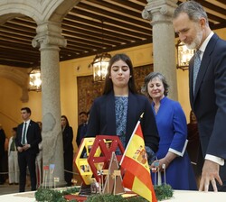 El Rey observa el trabajo de la niña Aitana Ancelay Cabo, de 1º de E.S.O. del Colegio Escolapias – Paula Montal Ikastetxea de de Vitoria-Gasteiz
