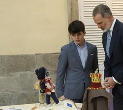 Su Majestad el Rey observa el trabajo del niño Serxio Álvarez Román, de 2º de E.S.O. del Colegio Padre Feijoo-Zorelle de Ourense (Edición 42) 