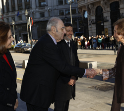 Su Majestad la Reina Doña Sofía recibe el saludo del director de la Real Academia de Bellas Artes de San Fernando, Tomás Marco