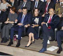 Su Majestad la Reina en primera fila de asientos acompañada por el presidente de la Junta de Andalucía, la ministra de Sanidad, el alcalde de Sevilla,
