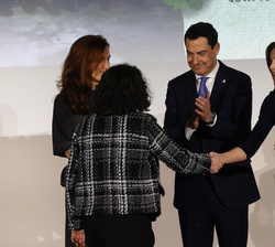 La Reina entrega el Premio FEDER 25 aniversario en reconocimiento al movimiento asociativo por su trabajo en la prestación de servicios a Carmen López