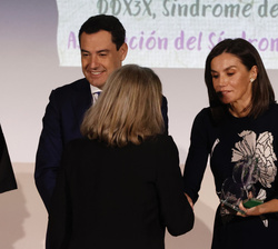 La Reina entrega el Premio FEDER 25 aniversario en reconocimiento al movimiento asociativo como motor en el impulso a la investigación a Isabel Campos