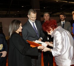 Los Reyes hicieron entrega de un libro honorífico de la Feria Internacional de Arte Contemporáneo de Madrid a Juana de Aizpuru