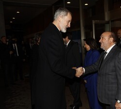El Rey es saludado por el presidente de la Fundación Víctimas del Terrorismo (FVT), Juan Francisco Benito