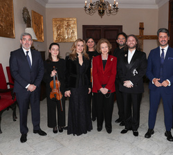 Su Majestad la Reina Doña Sofía junto a los artistas, la soprano, el tenor y las autoridades