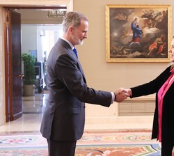 Su Majestad el Rey recibe el saludo de Paloma Cabrera, presidenta de Multinacionales con España