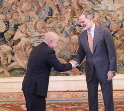 Su Majestad el Rey recibe el saludo del presidente de CERMI Estatal, Luis Cayo Pérez