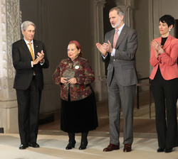 Su Majestad el Rey tras la entrega del Premio de Derechos Humanos Rey de España a Guadalupe Aguilar, fundadora y coordinadora del Colectivo Familias U