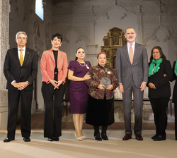 Fotografía de grupo de Su Majestad el Rey con las autoridades y las galardonadas con el Premio de Derechos Humanos Rey de España