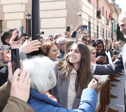 Su Majestad el Rey a su salida de la entrega del Premio de Derechos Humanos Rey de España recibe el saludo de los alcalainos