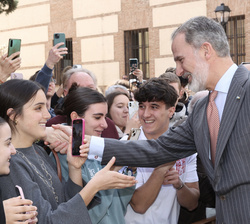 Su Majestad el Rey recibe el saludo de unos jóvenes que le esperaban a su salida de la entrega del Premio de Derechos Humanos Rey de España 