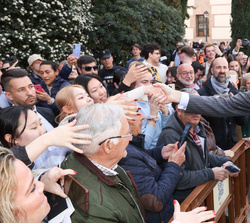 Su Majestad el Rey recibe el saludo de los vecinos de Alcalá de Henares que le esperaban a su salida de la entrega del Premio de Derechos Humanos Rey 