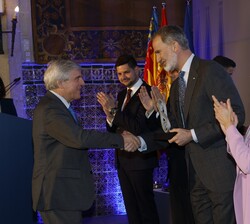 Su Majestad el Rey hace entrega del Premio Nacional de Investigación Santiago Ramón y Cajal, en el área de biología a José López Barneo