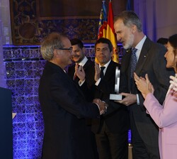 Su Majestad el Rey hace entrega del Premio Nacional de Investigación Ramón Menéndez Pidal en el área de Humanidades a Felipe Criado Boado