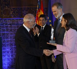 Su Majestad la Reina hace entrega del Premio Nacional de Investigación Gregorio Marañón, en el área de Medicina y Ciencias de la Salud a Luis Enjuanes