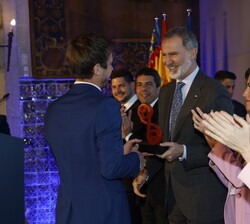 Su Majestad el Rey hace entrega del Premio Nacional de Investigación para Jóvenes Ángela Ruiz Robles en el área de Transferencia de Tecnología a Gonza