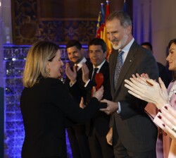 Su Majestad el Rey hace entrega del Premio Nacional de Investigación para Jóvenes Clara Campoamor, en el área de Derecho y Ciencias Económicas y Socia