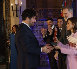 Su Majestad la Reina entrega el Premio Nacional de Investigación para Jóvenes Felisa Martín Bravo, en el área de Ciencias Físicas de los Materiales y 