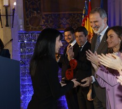 Su Majestad el Rey hace entrega del Premio Nacional de Investigación para Jóvenes María Teresa Toral, en el área de Ciencia y Tecnología Químicas a Si