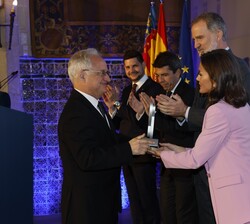 Su Majestad la Reina entrega a Josep Peñuelas Reixach, Premio Nacional de Investigación Alejandro Malespina, en el área de Ciencias de los Recursos Na