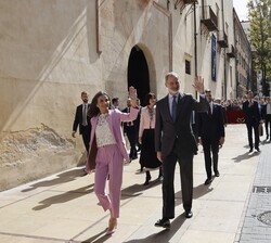 Don Felipe y Doña Letizia se dirigen al Ayuntamiento