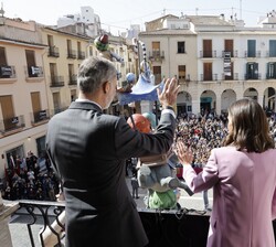 Sus Majestades los Reyes saludan a los ciudadanos desde el balcón del Ayuntamiento