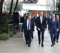 El Rey acompañado por las autoridades accede al Campus Norte del IESE Business School de Barcelona
