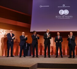 Entrega el Premio Reino de España a la Trayectoria Empresarial a Isak Andic