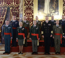 Fotografía de grupo de Su Majestad el Rey con un grupo de generales de brigada