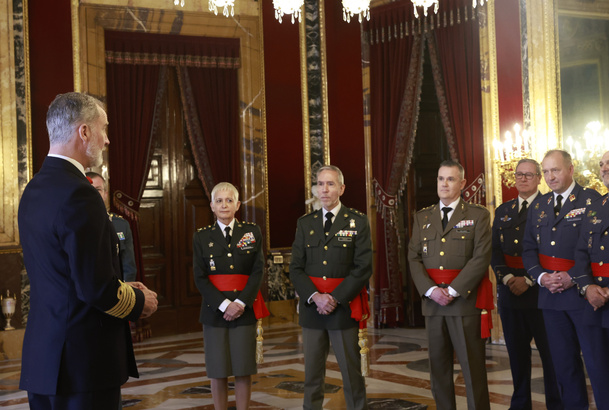 Su Majestad el Rey durante la audiencia a un grupo de generales de brigada