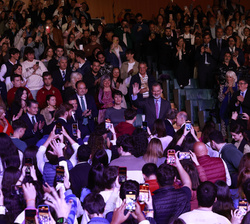 Su Majestad el Rey recibe una gran ovación al entrar en el auditorio del Palacio de Congresos de Cádiz