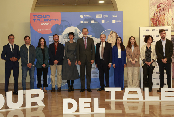 Fotografía de grupo de Su Majestad el Rey con los miembros del jurado y los candidatos al Premio Princesa de Girona “Social 2024”