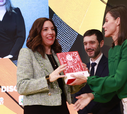 Su Majestad la Reina entrega el premio en la Categoría A, al “Mejor producto o servicio” a Andrea Alzaga, directora de ventas de Ever Heal