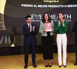 Su Majestad la Reina tras entregar el premio en la Categoría A, al “Mejor producto o servicio” a Andrea Alzaga, directora de ventas de Eve