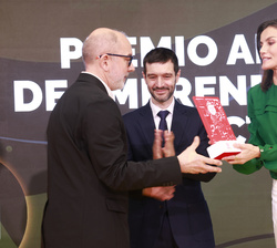 Su Majestad la Reina entrega del premio en la Categoría C, al “Proyecto de emprendimiento con impacto social” a Luis González, de SuperGiz