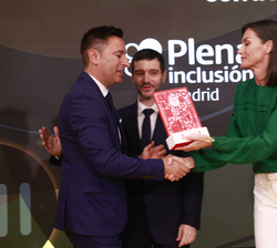 Su Majestad la Reina entrega el premio en la Categoría C, al “Proyecto de emprendimiento con impacto social” a Javier Luego, director de P
