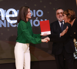 Su Majestad la Reina entrega el premio en la Categoría D, al “Medio de comunicación” a María del Carmen Asencio, presentadora de “Po