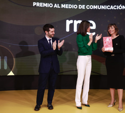 Su Majestad tras la Reina entrega el premio en la Categoría D, al “Medio de comunicación” a María del Carmen Asencio, presentadora de R