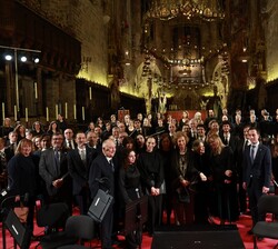 Su Majestad la Reina Doña Sofía junto a los miembros de la Coral Universitaria de las Islas Baleares y de la Orquesta Sinfónica de las Islas Baleares 