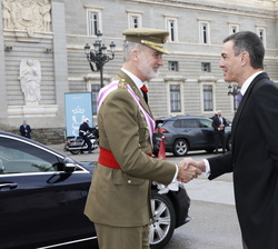 Su Majestad el Rey recibe el saludo del Presidente del Gobierno