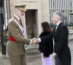 Su Majestad el Rey recibe el saludo del ministro del Interior