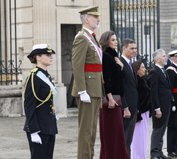 Sus Majestades los Reyes y la Princesa de Asturias reciben honores de ordenanza a su llegada al acto