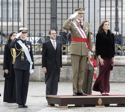Sus Majestades los Reyes y la Princesa de Asturias durante la interpretación del Himno Nacional