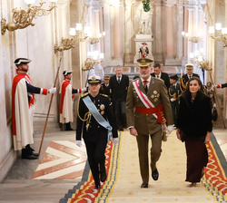 Sus Majestades los Reyes y la Princesa de Asturias en la escalera de Embajadores a su llegada al acto