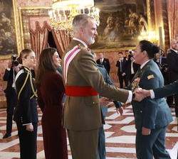 Su Majetsad el Rey recibe el saludo de una representante de la Guardia Civil