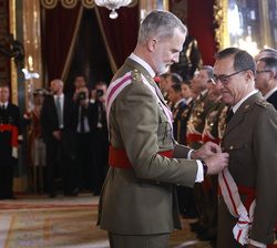 Su Majestad el Rey condecora a un representante del Ejército de Tierra