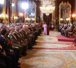 Vista general del Salón de Columnas durante la intervención de la ministra de Defensa